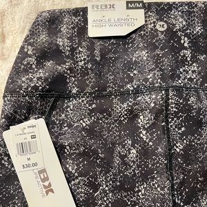 Size Medium legging w/pockets